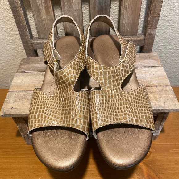 SAS Suntimer Beige Croc Sandels 9M, Adjustable Strap, Contoured Footbed Sandal - Picture 8 of 15